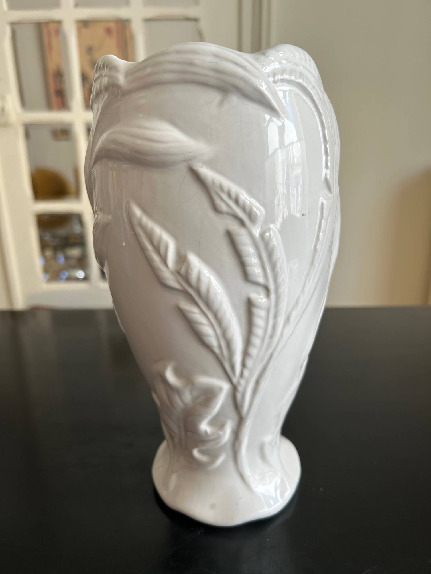 Vase with parrots