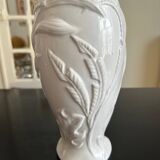 Vase with parrots
