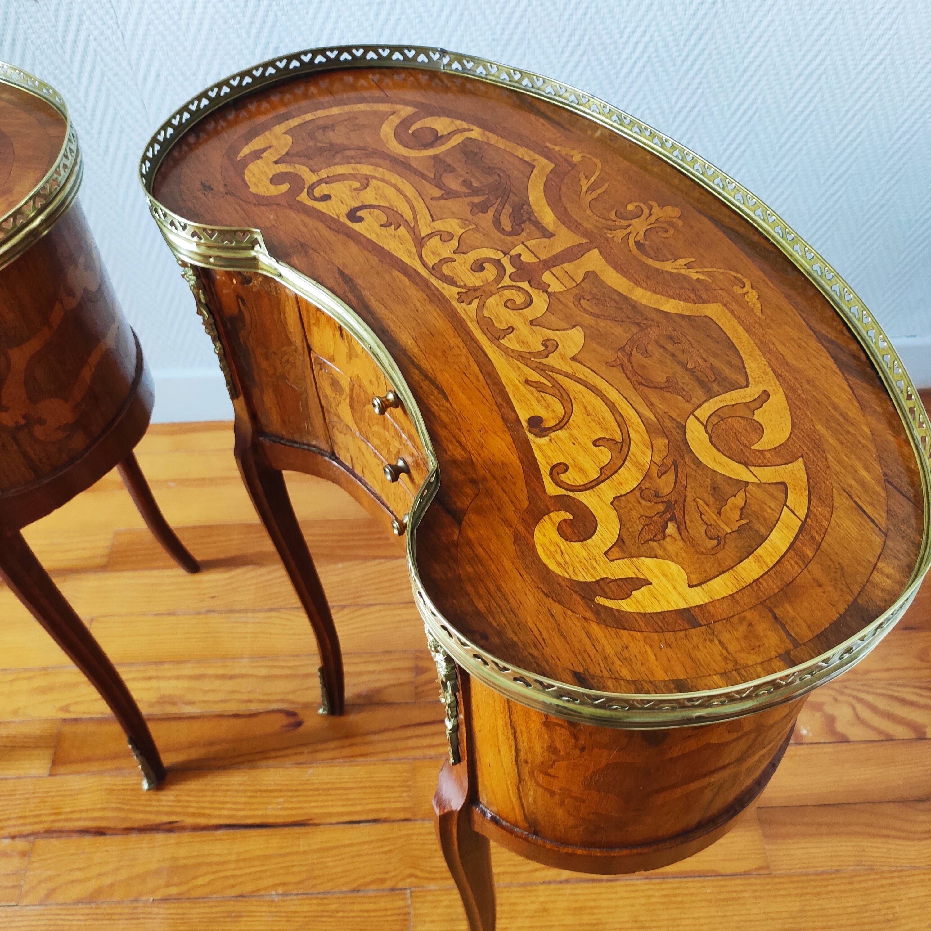 Paire de tables de chevet style Louis XV en bois marqueté