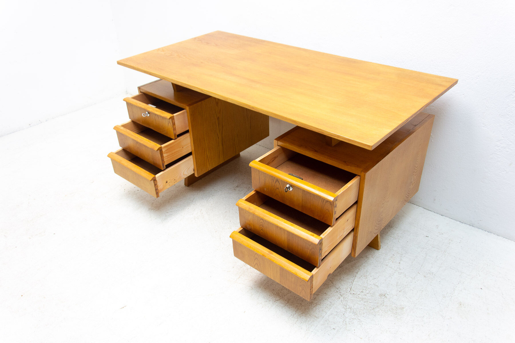 Bureau en bois de hêtre du milieu du siècle, années 1970, Tchécoslovaquie