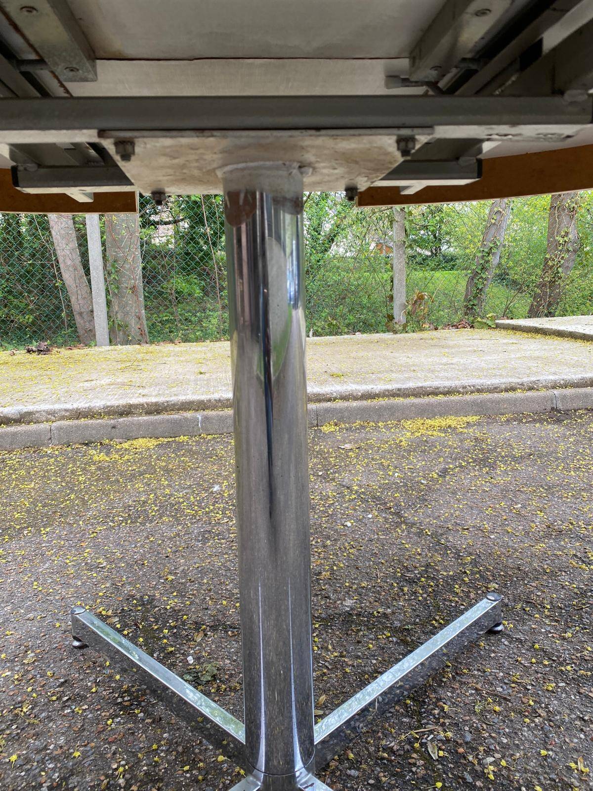 White dining table with a central tulip base, extendable to 100cm.