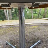 White dining table with a central tulip base, extendable to 100cm.