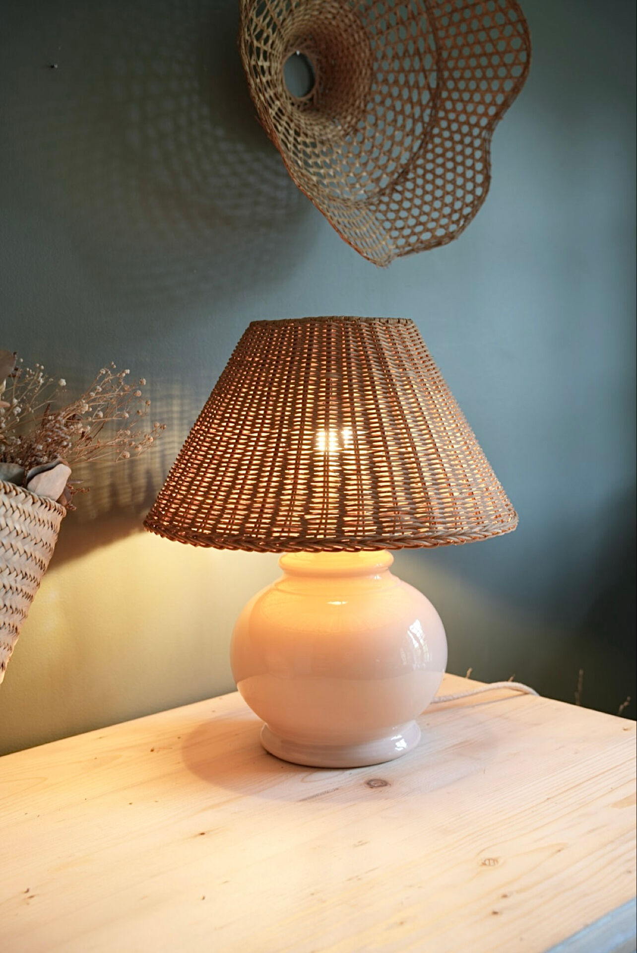 Ceramic and rattan table lamp