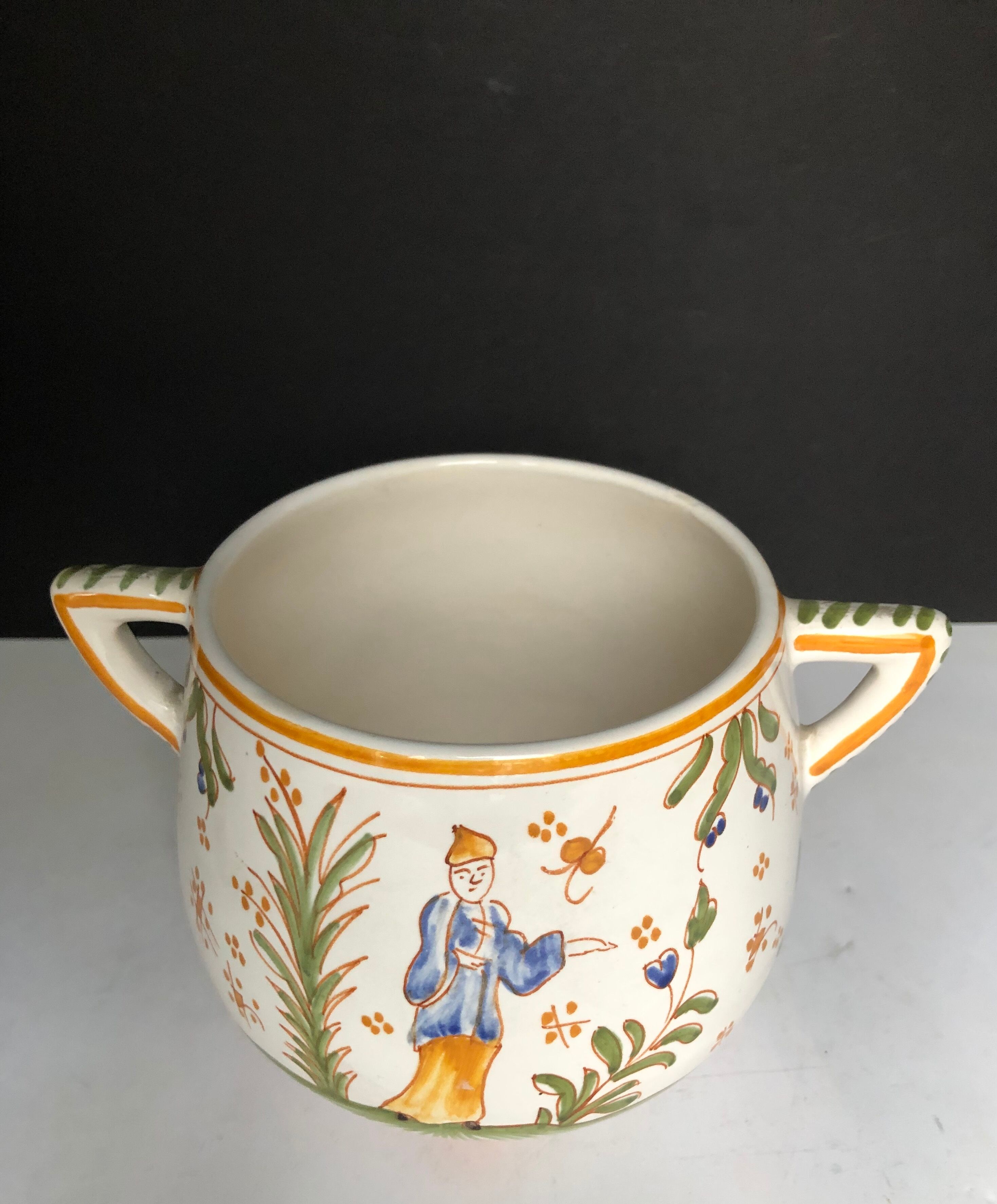 Covered pot or candy in Moustiers earthenware