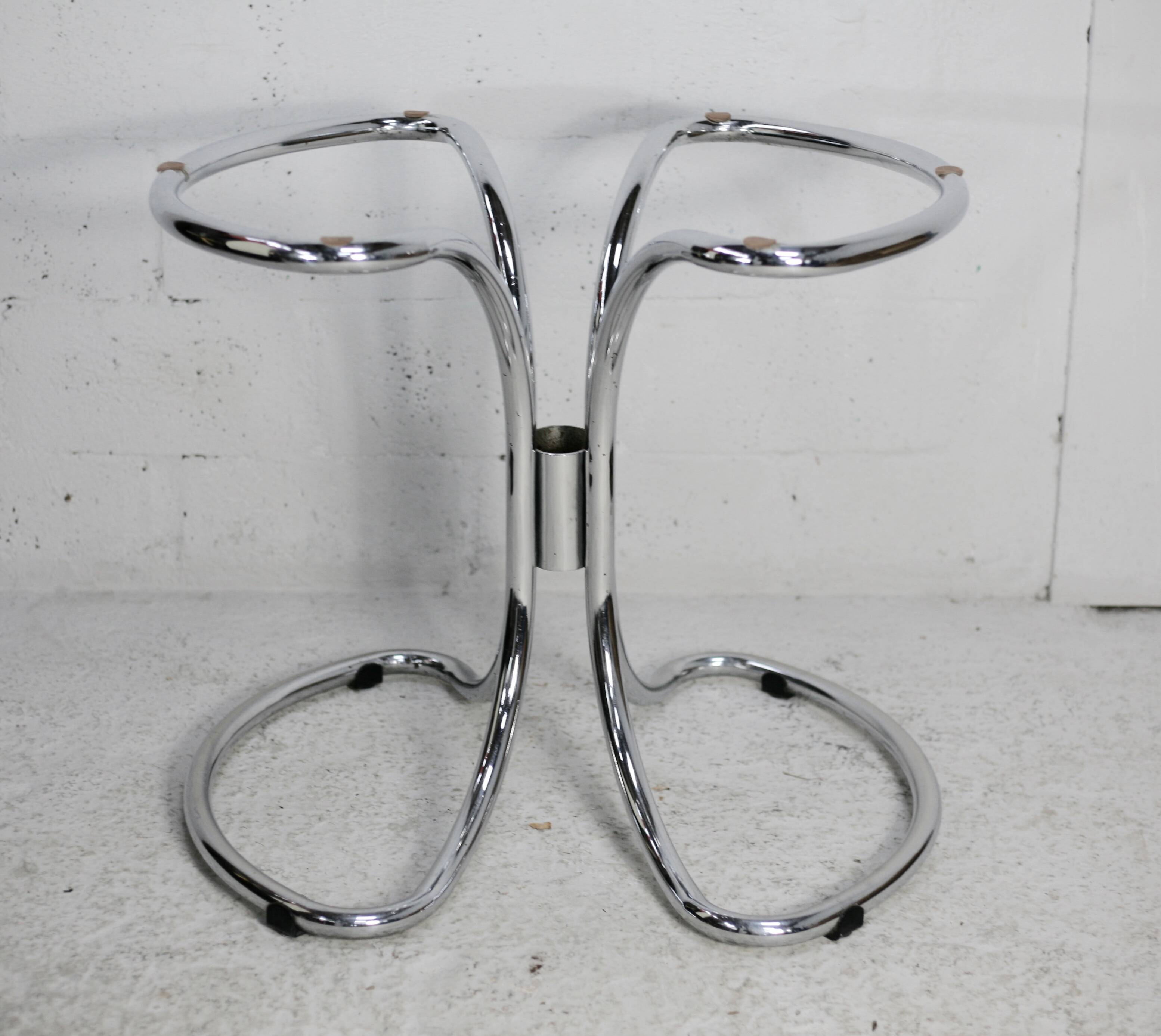 Table style Gastone Rinaldi, Italie, circa 1970. Acier chromé et dalle verre fumé.