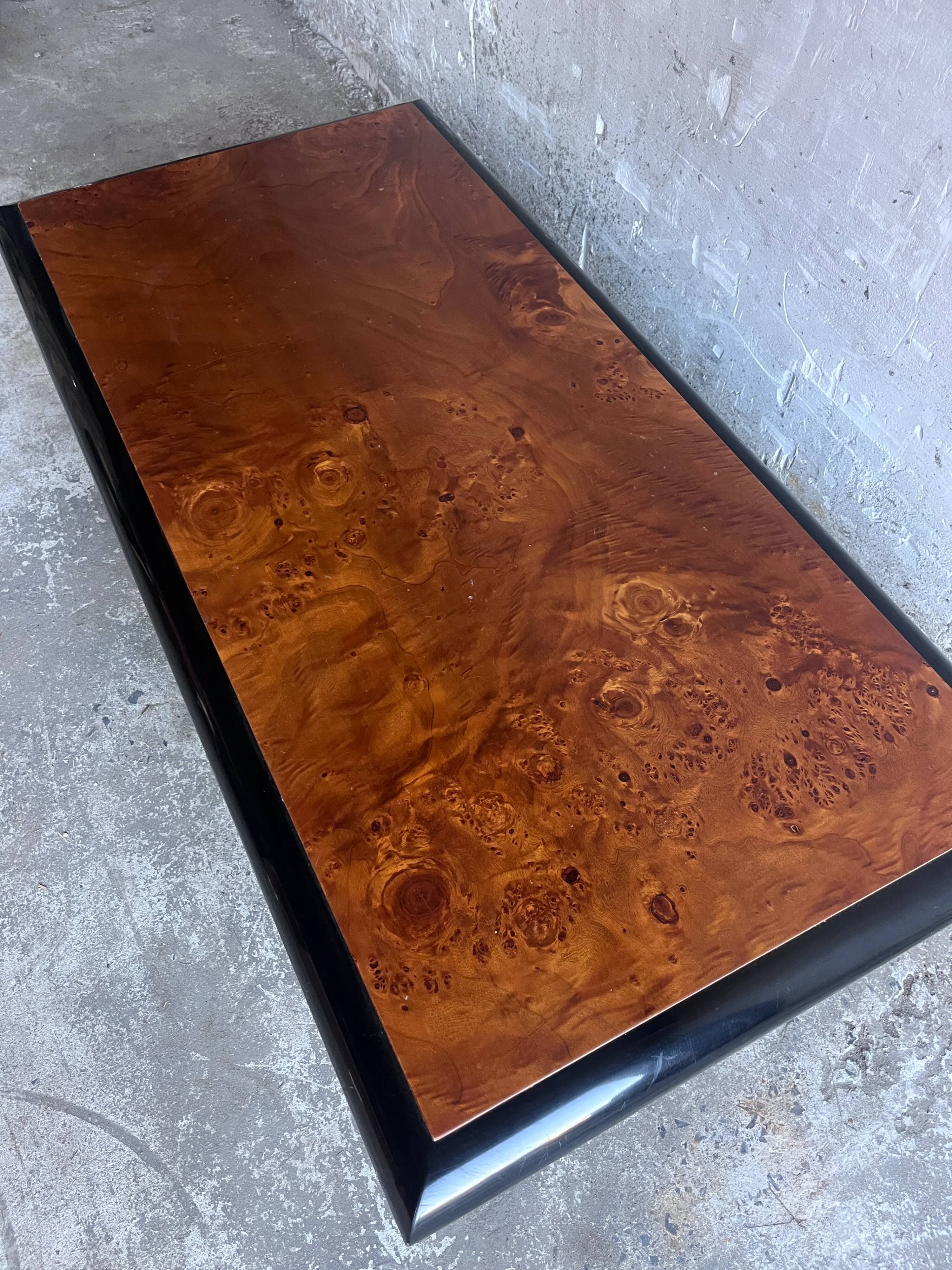 Vintage coffee table in wood burl on a black lacquered base.