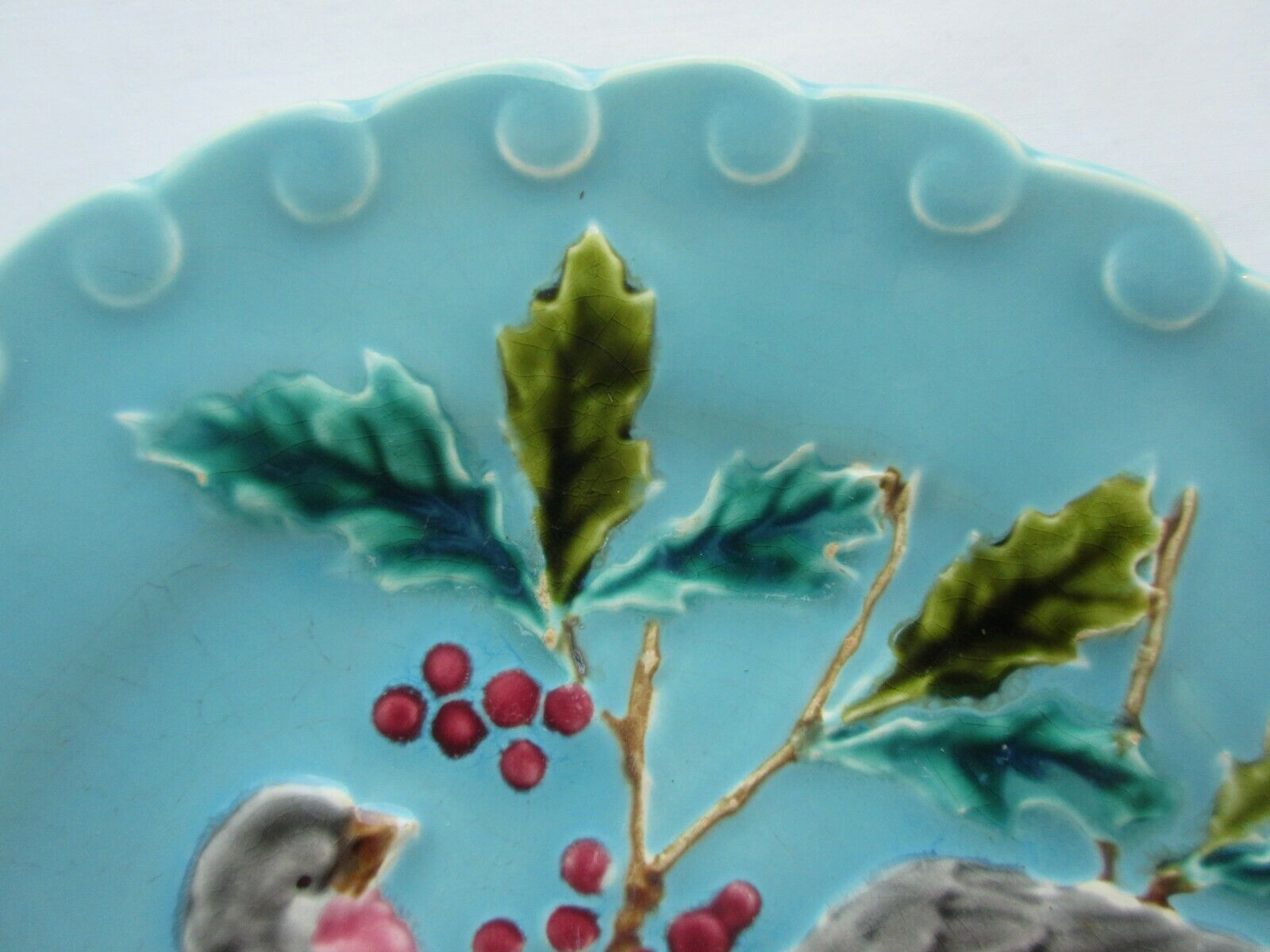 Blue barbotine plate of Sarreguemines: Birds pecking with holly
