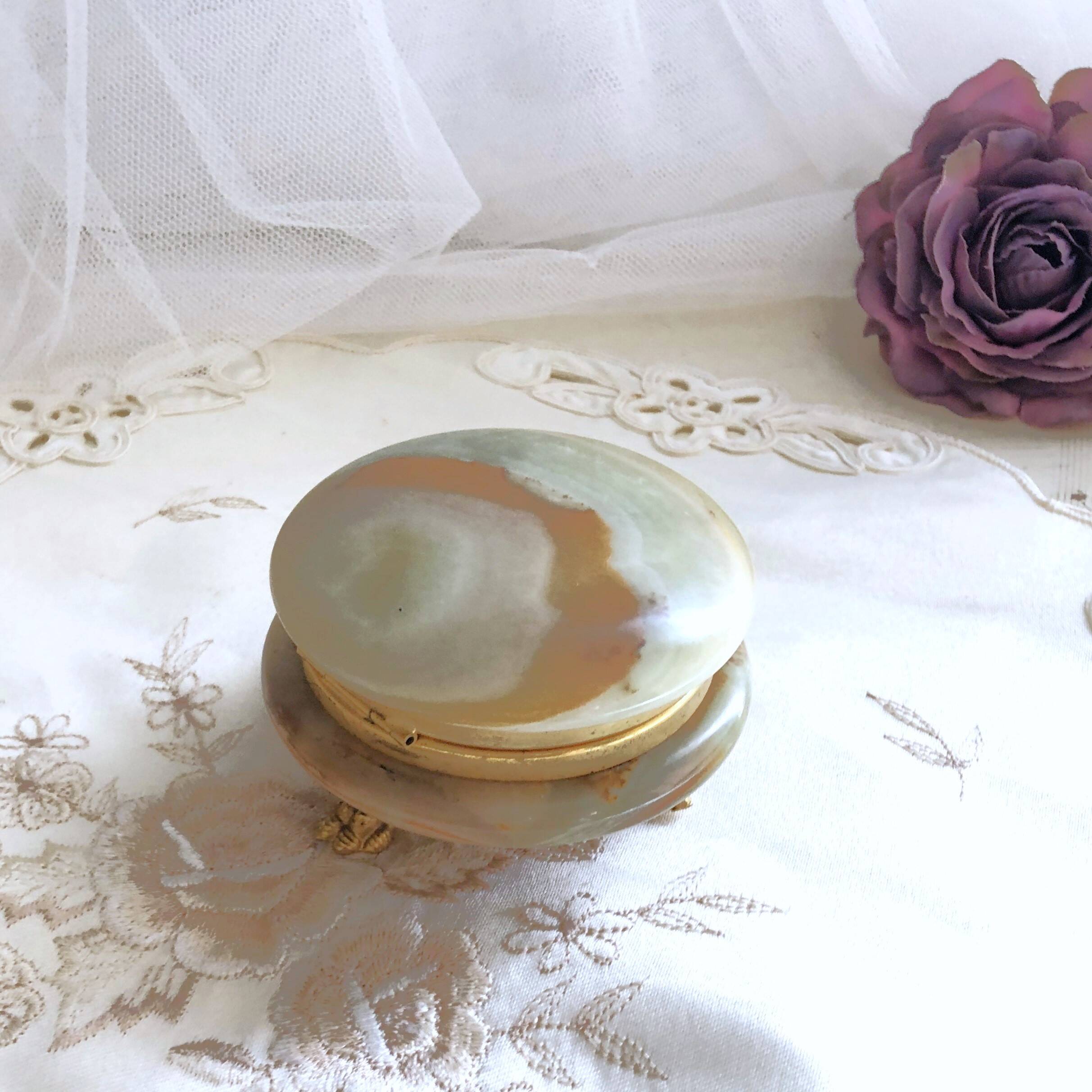Small round box in green marbled onyx tripod lion paws brass