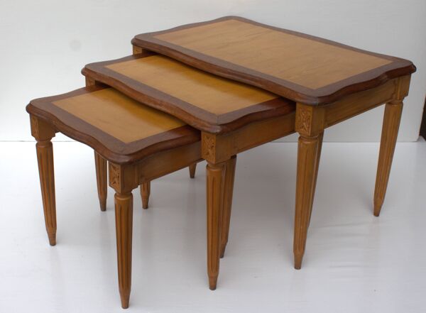 Vieille ensemble mid century ensemble de 3 tables  gigogne