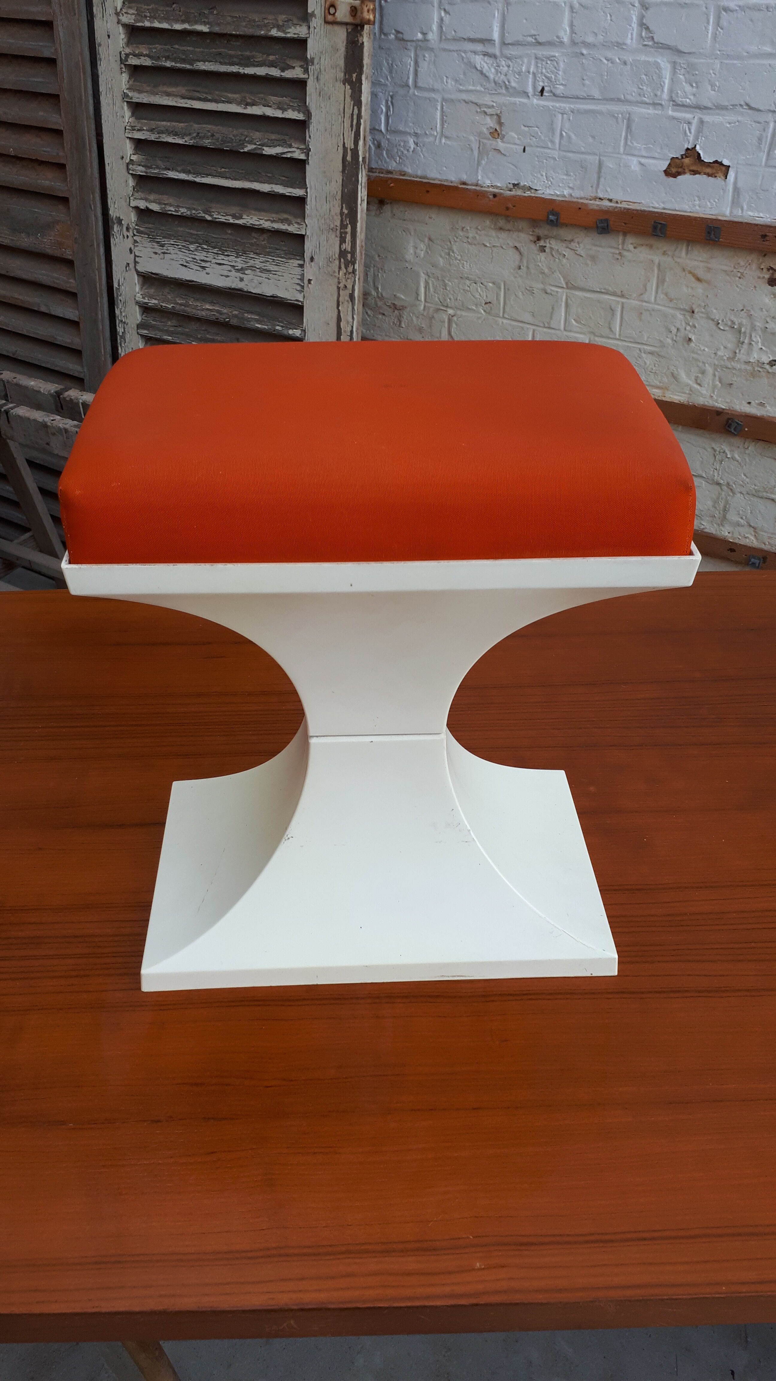 70's white and orange Prisunic Tabouret
