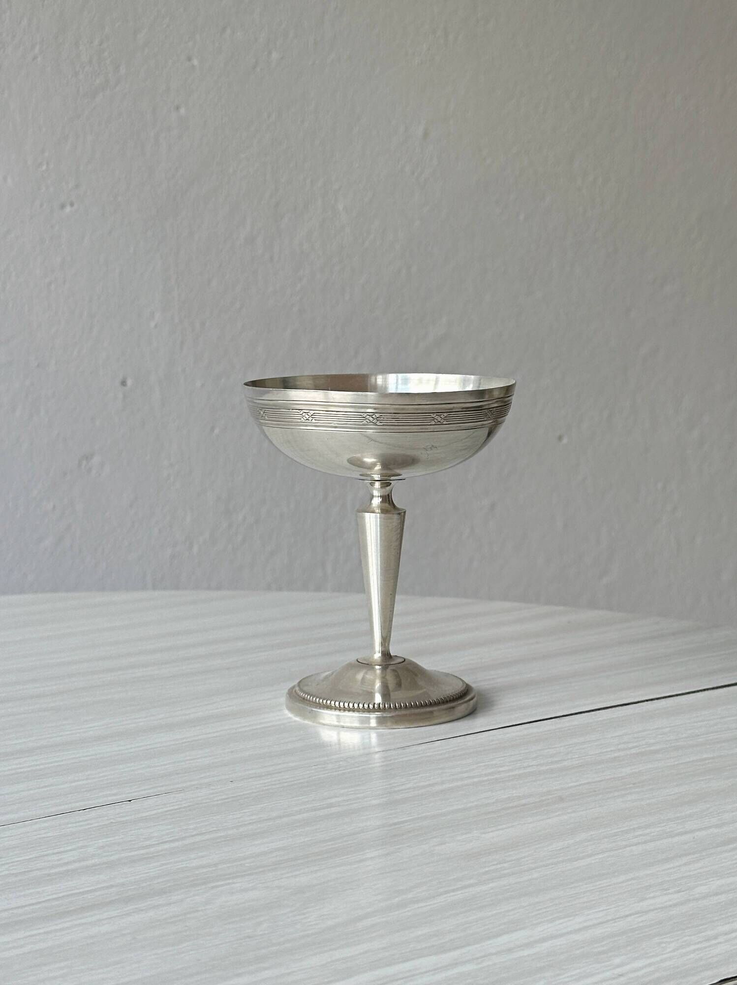 Coupe sur pied en métal argenté