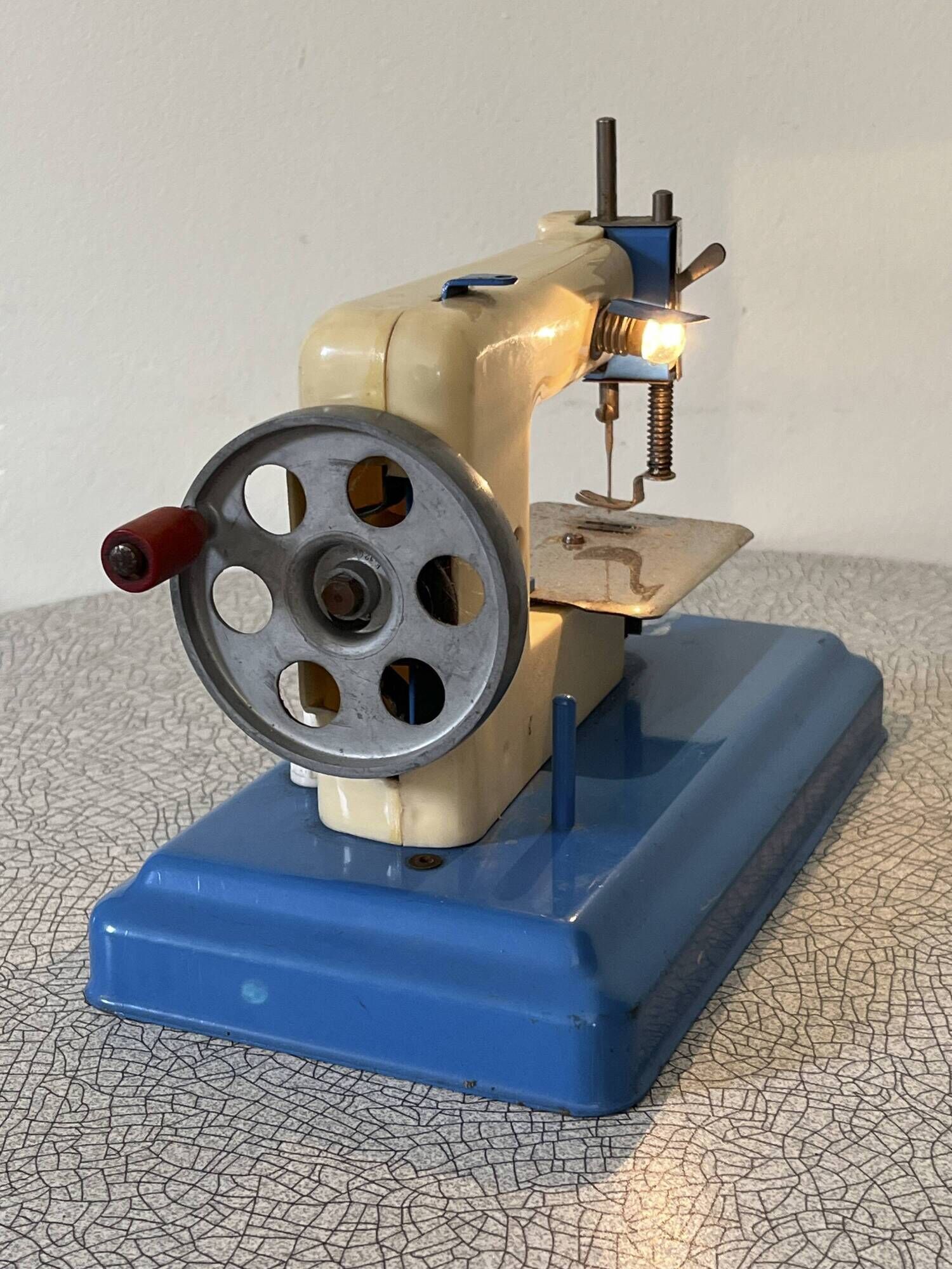 "Marie-José" sewing machine in metal and plastic, children's toy from the 1950s