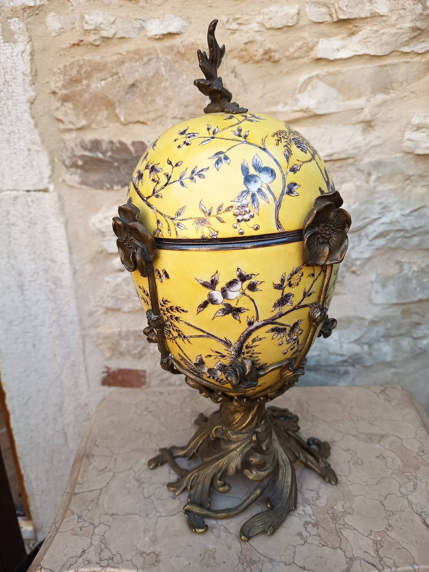 Large covered box in yellow earthenware with polychrome enamels and brass from the 20th century.
