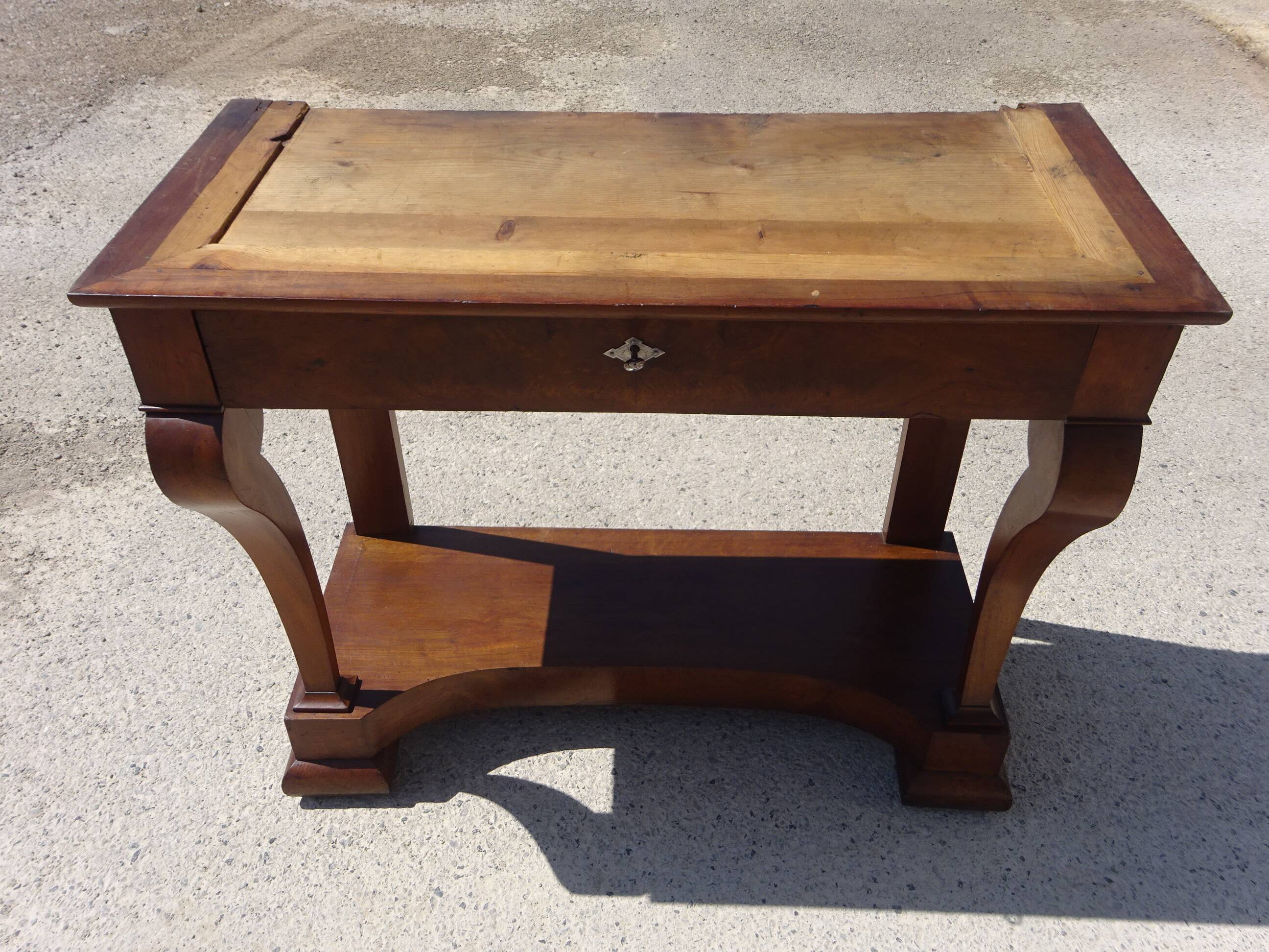 Console époque Restauration, style  Charles X en noyer avec marbre griotte