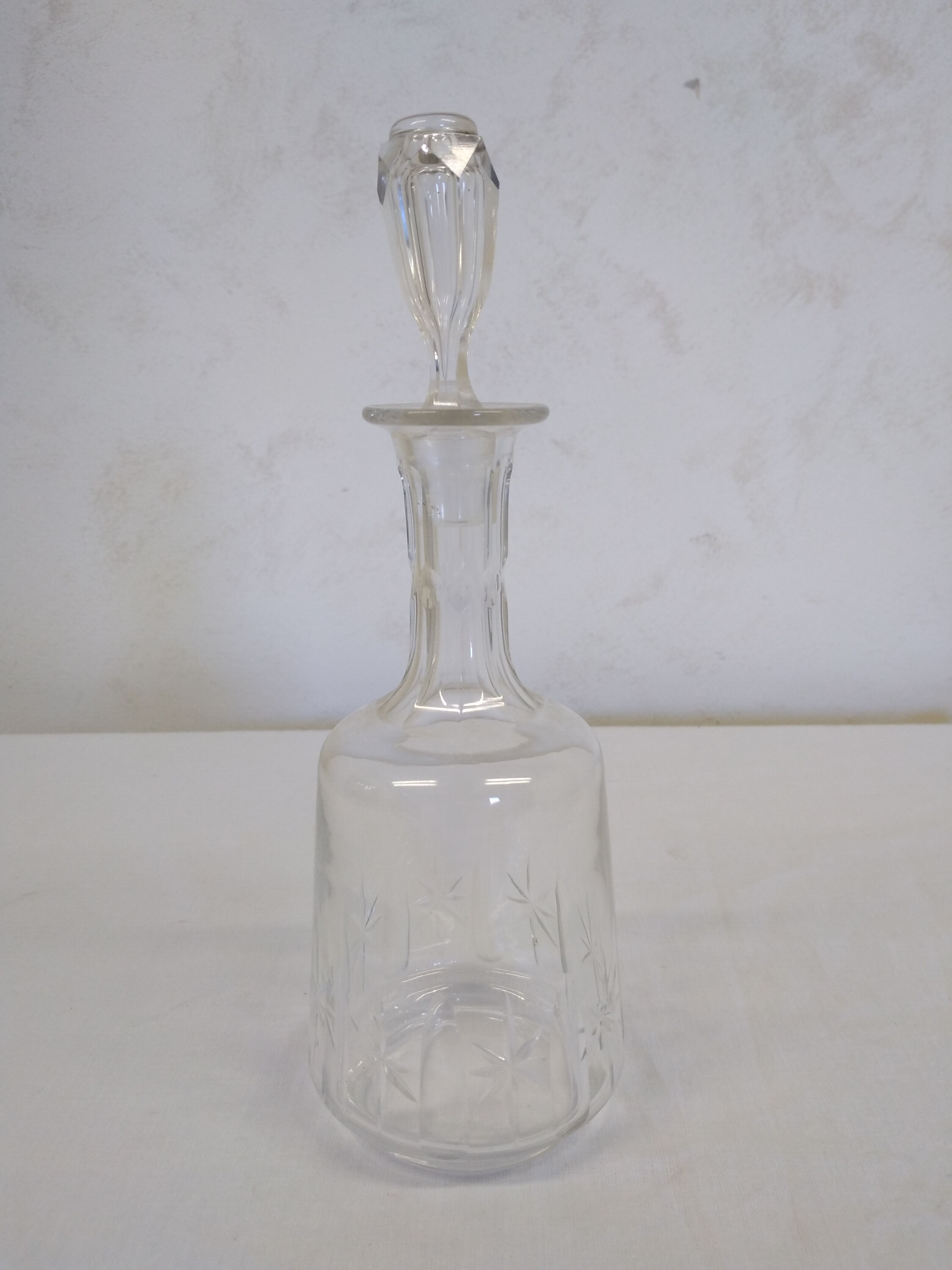 Numbered crystal decanter with stopper