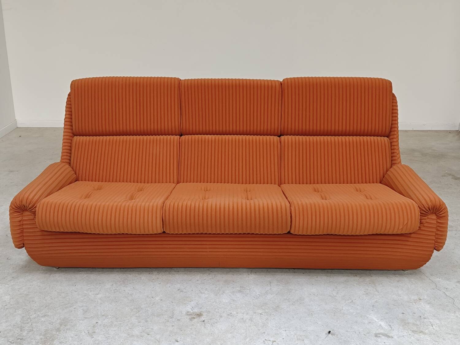 Complete orange salon JITONA in Atlantis Space Age style from the 1970s.