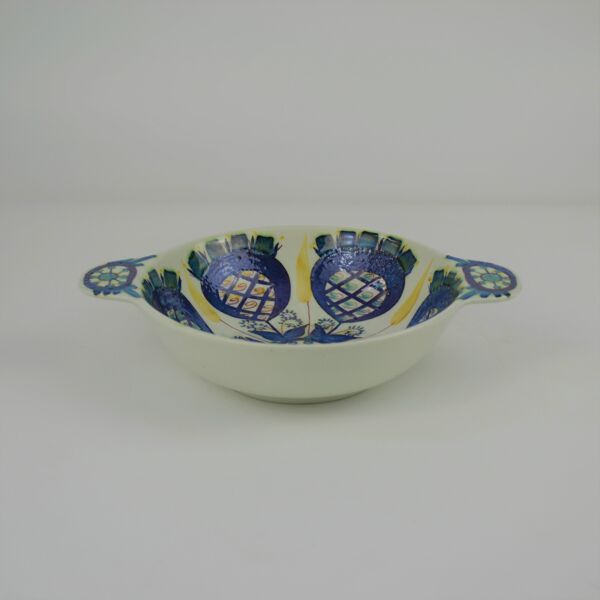 Plat rond à anse en faïence série Tenera de Marianne Johnson pour Royal Copenhagen