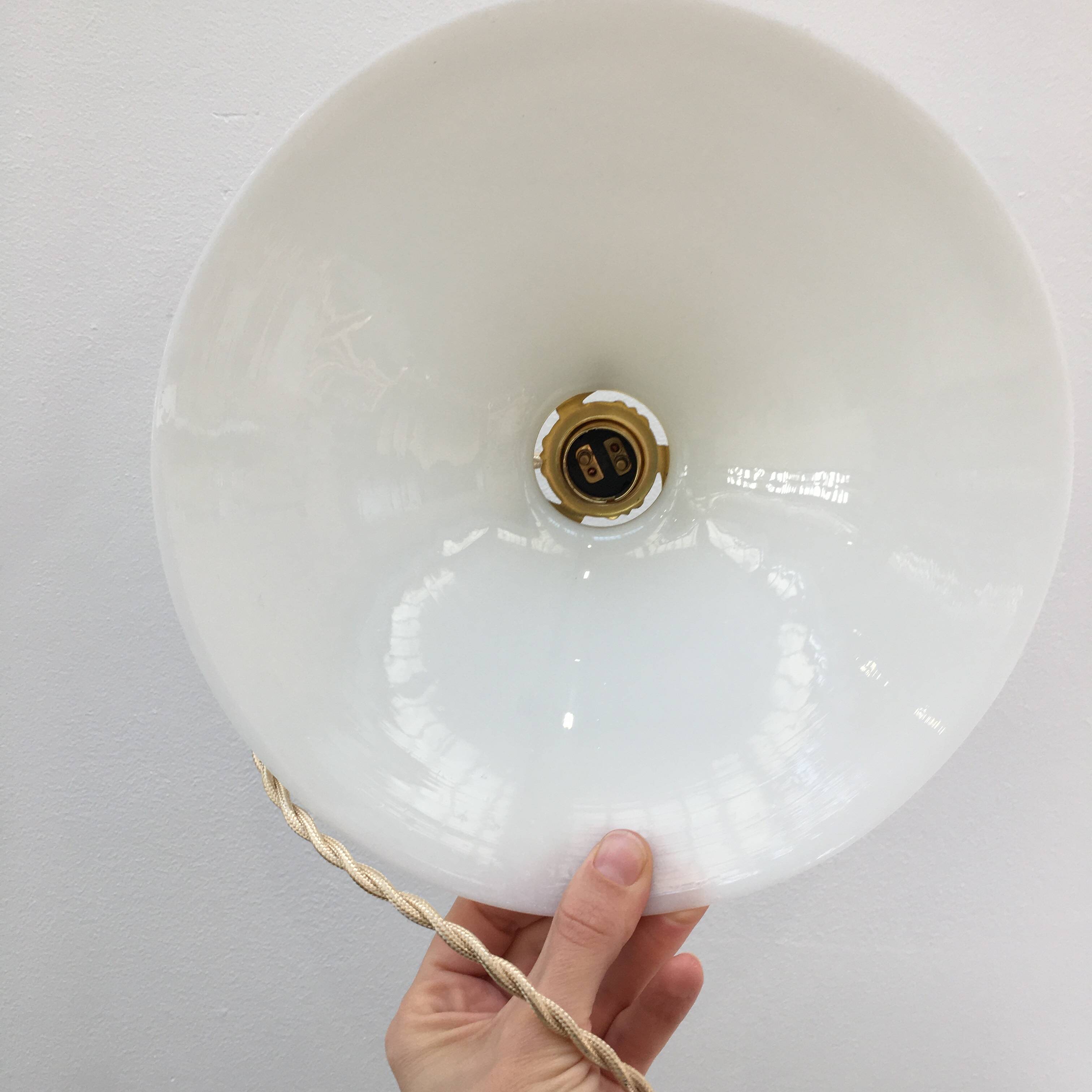 Série de deux suspensions vintage en opaline blanche