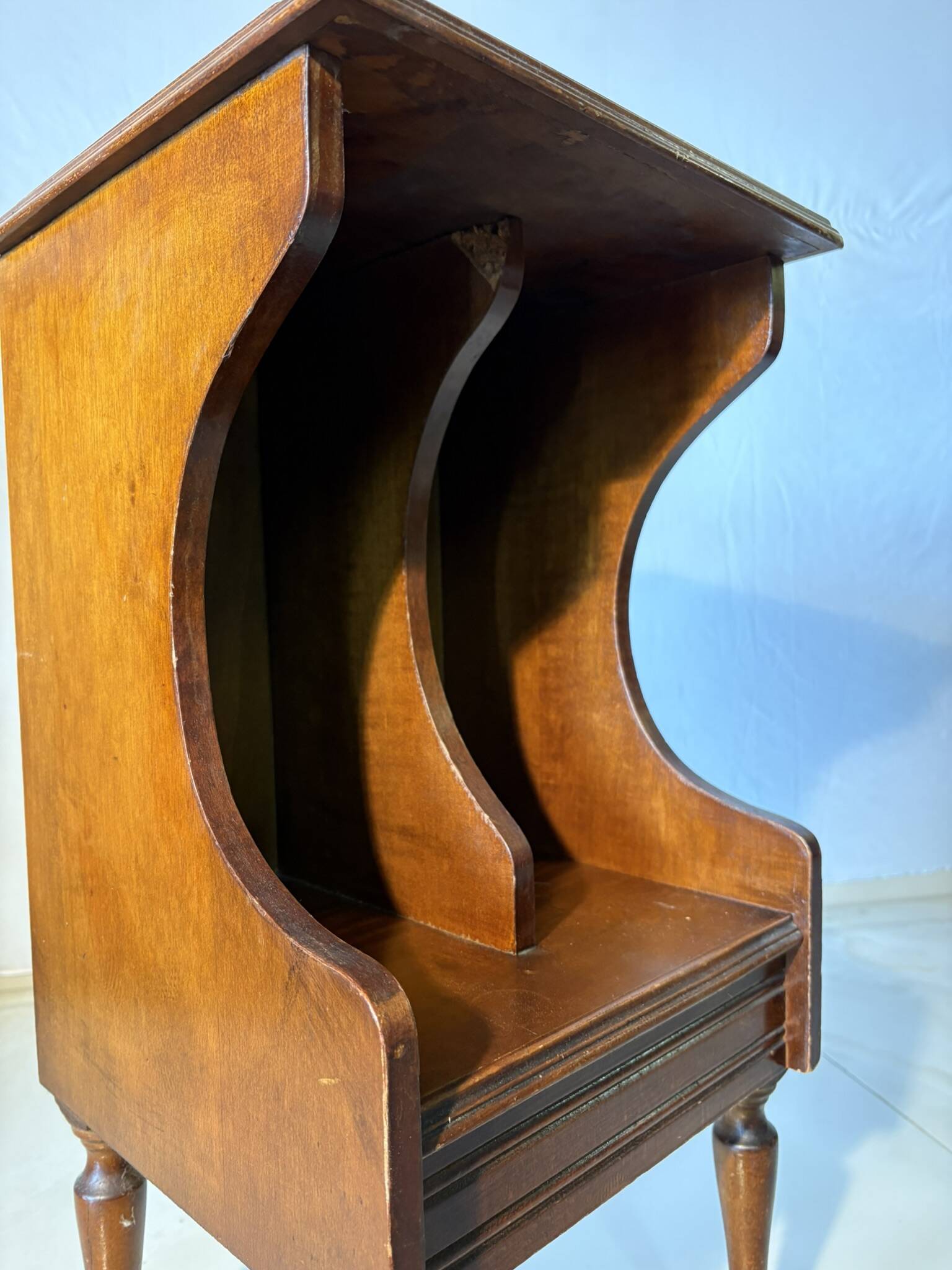 Vintage wooden magazine rack – curved lines and tapered legs