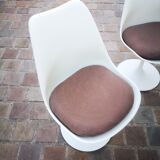 Table avec 5 chaises et 1 tabouret, d' Eero Saarinen pout Knoll