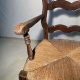 Fauteuil provençal ancien en bois sculpté avec assise en paille