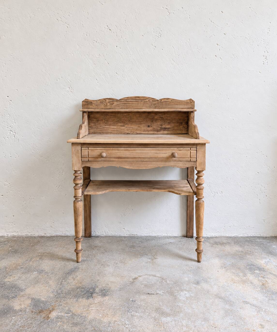 Bureau / coiffeuse ancienne en bois brut avec étagère
