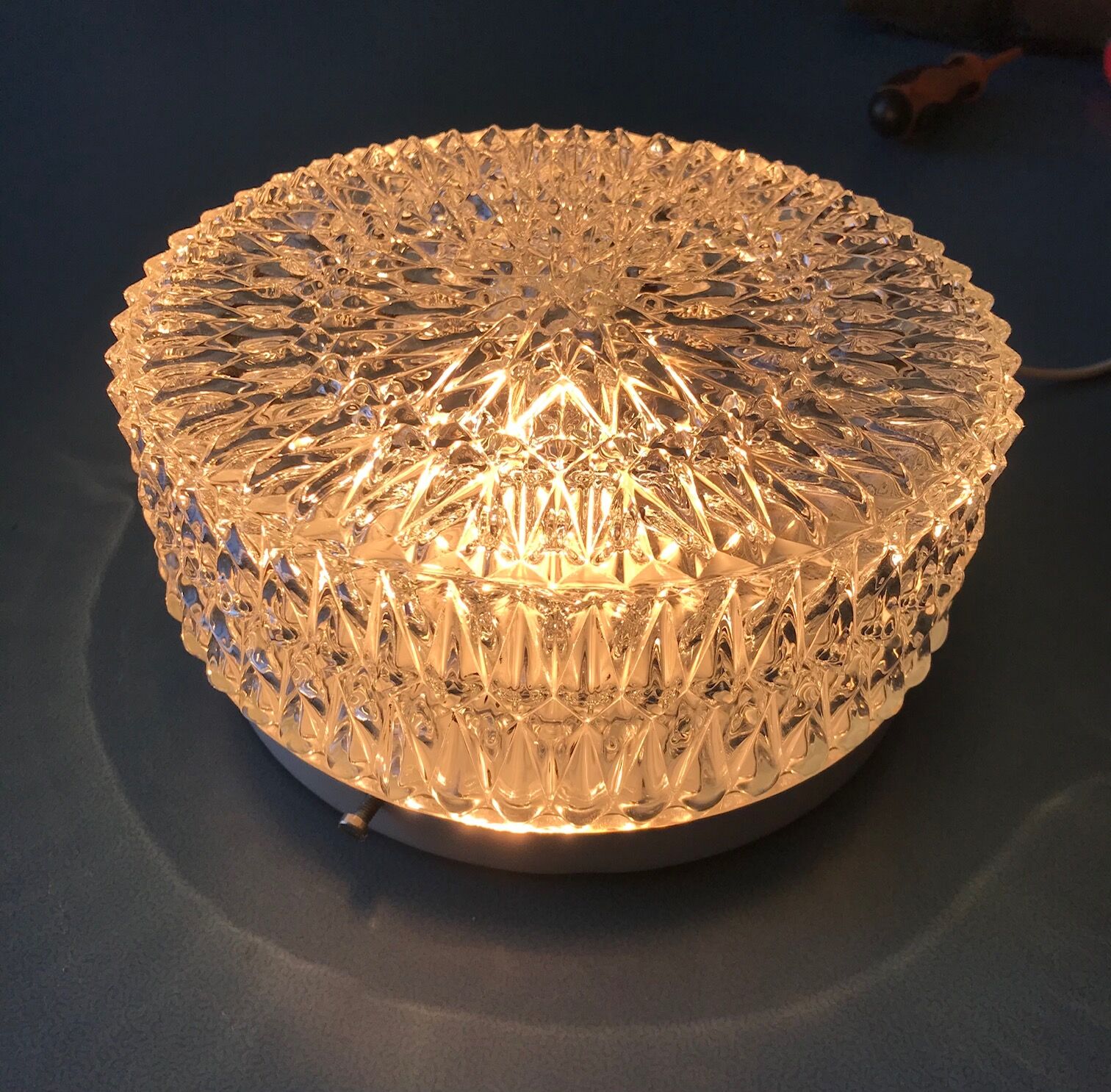 Round ceiling light in chiseled glass