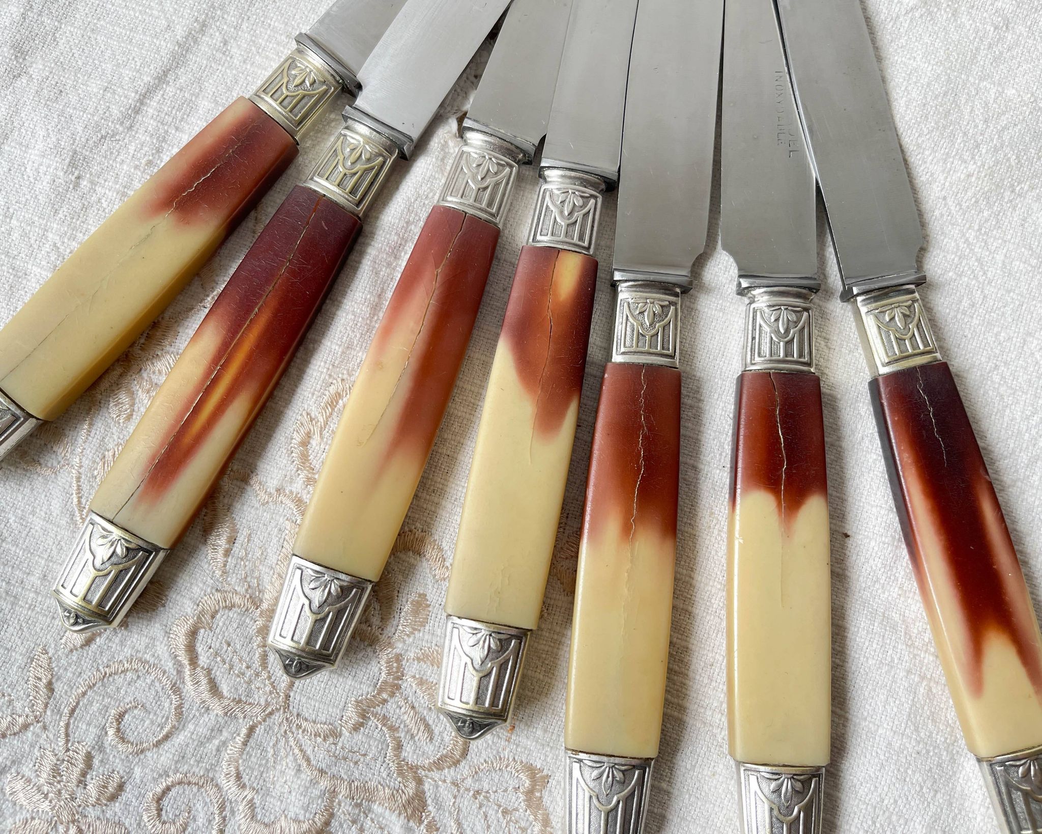 12 vintage Pradel stainless steel bakelite knives