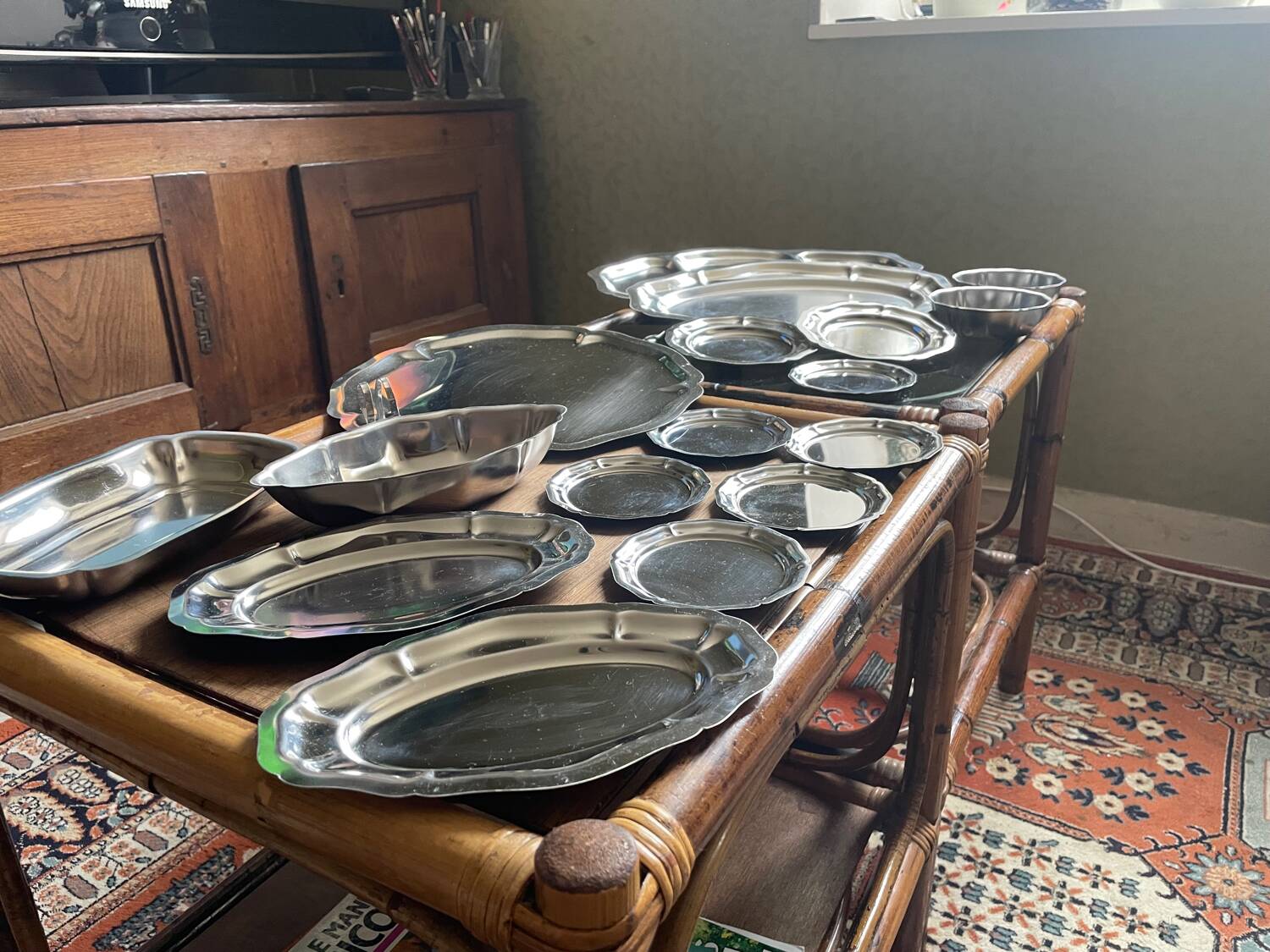 Set of stainless steel dishes