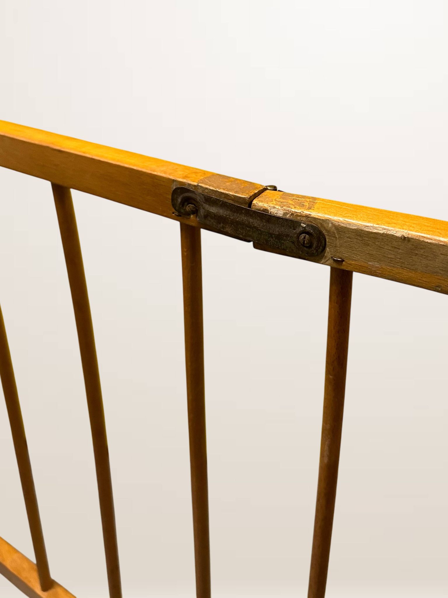 Ancien parc pour enfant pliant en bois, 1950
