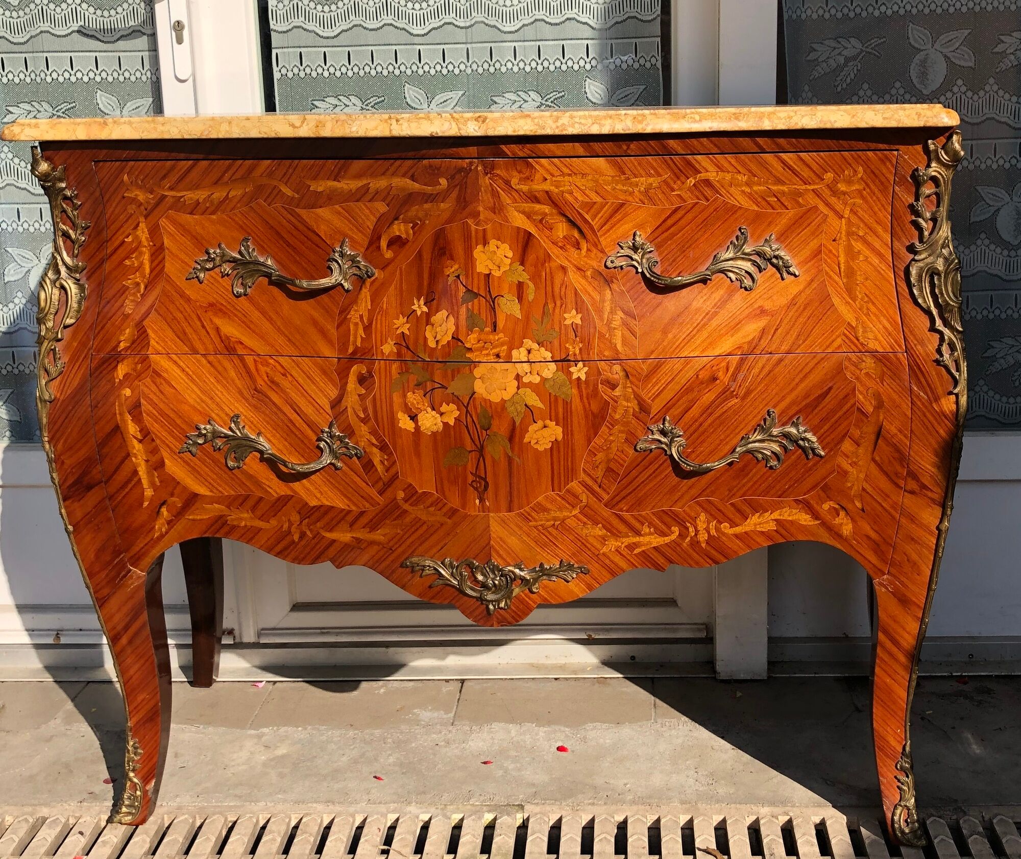 Commode de style Louis XV en marqueterie