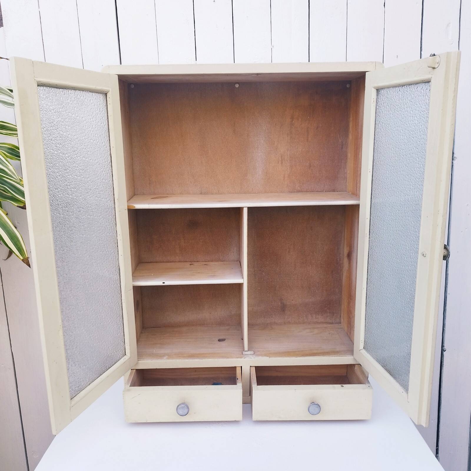 Meuble vitrine murale armoire en bois  50’s