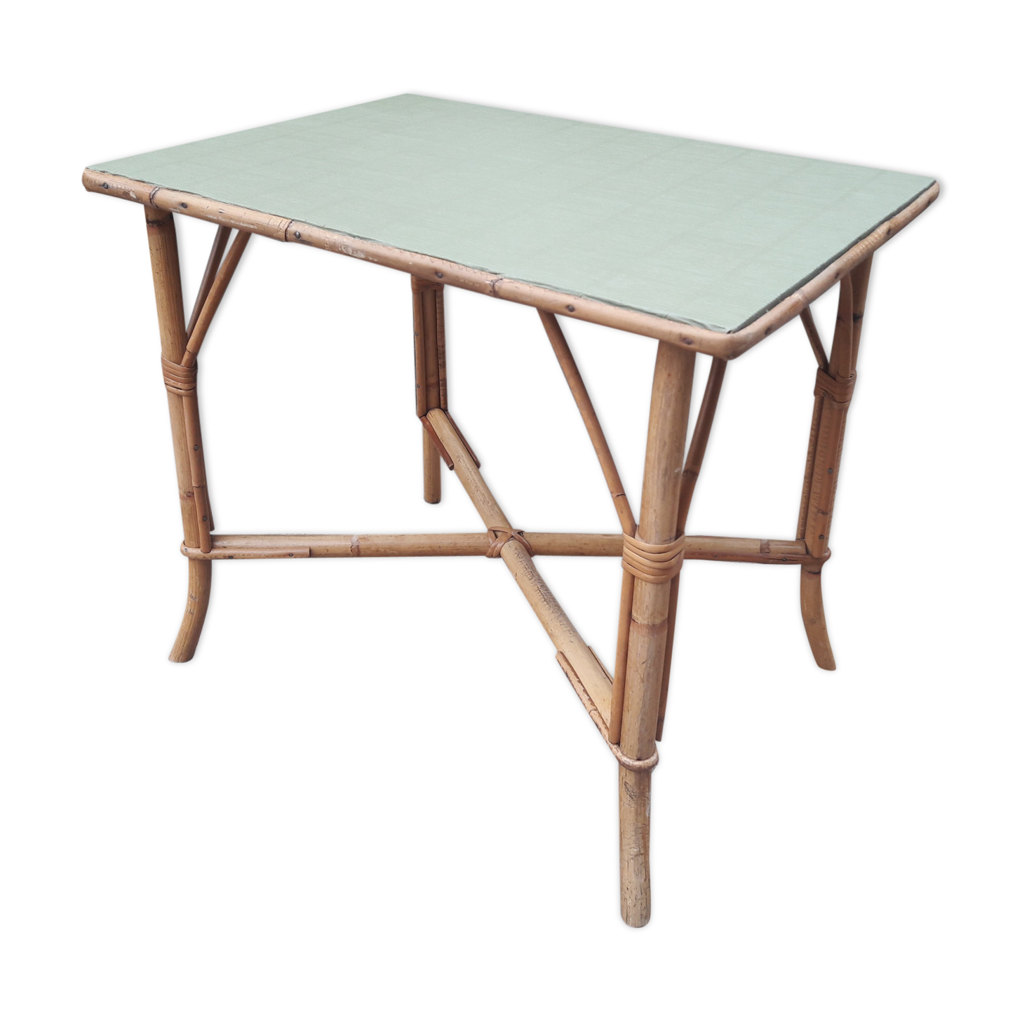 Low end rattan table