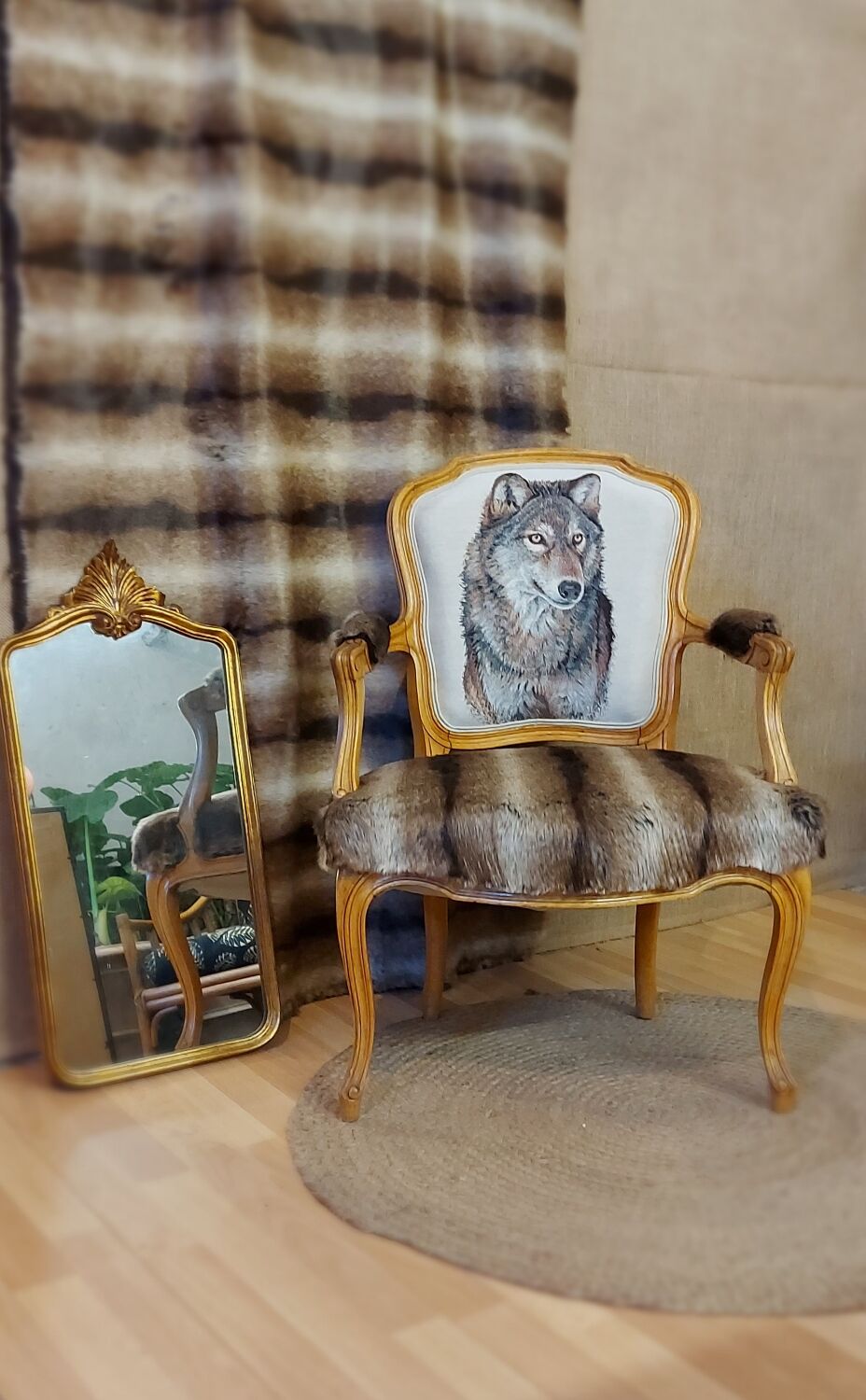 Armchair Louis XV head of wolf