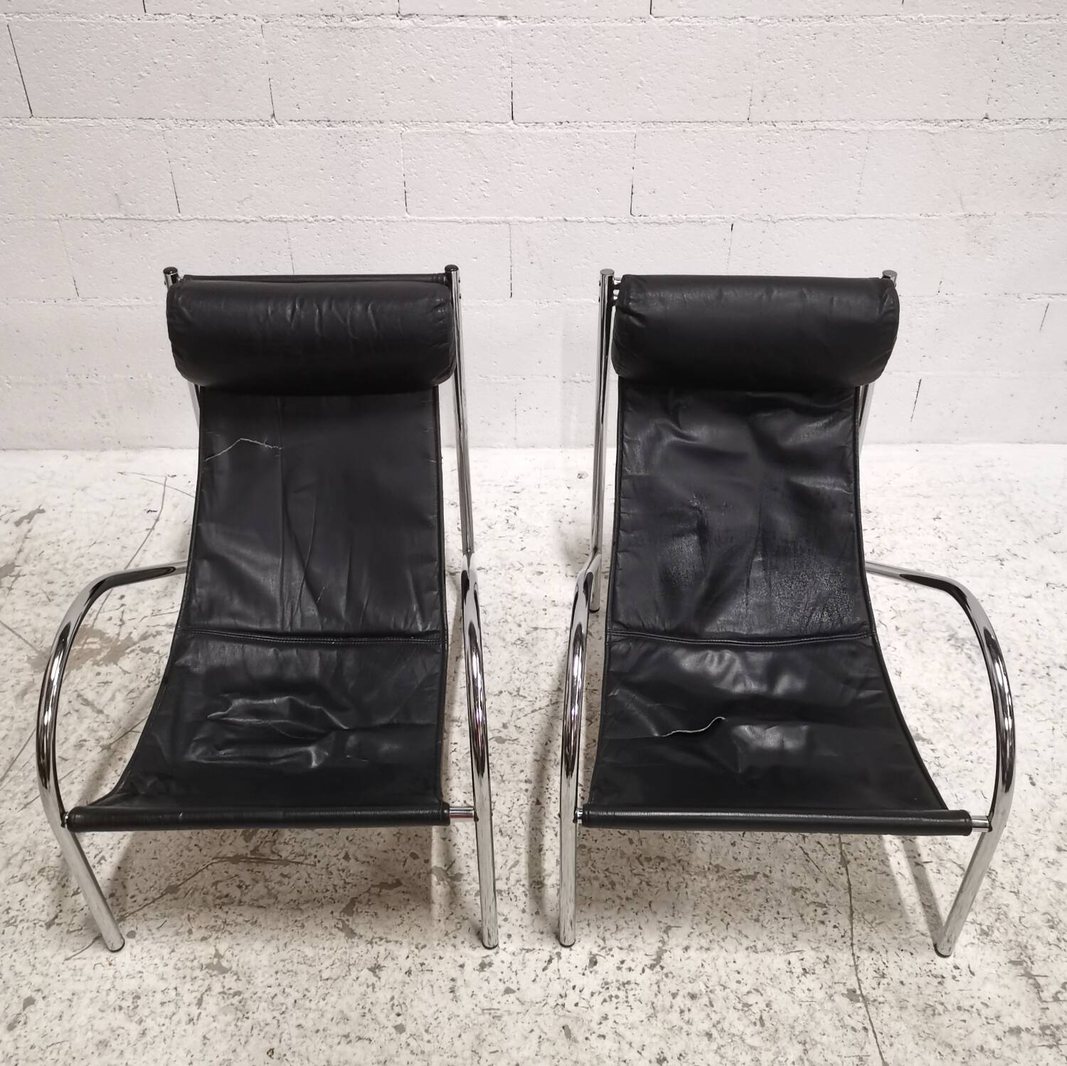 Pair of "Omega" armchairs, chrome-plated metal and leather, Habitat vintage 1980