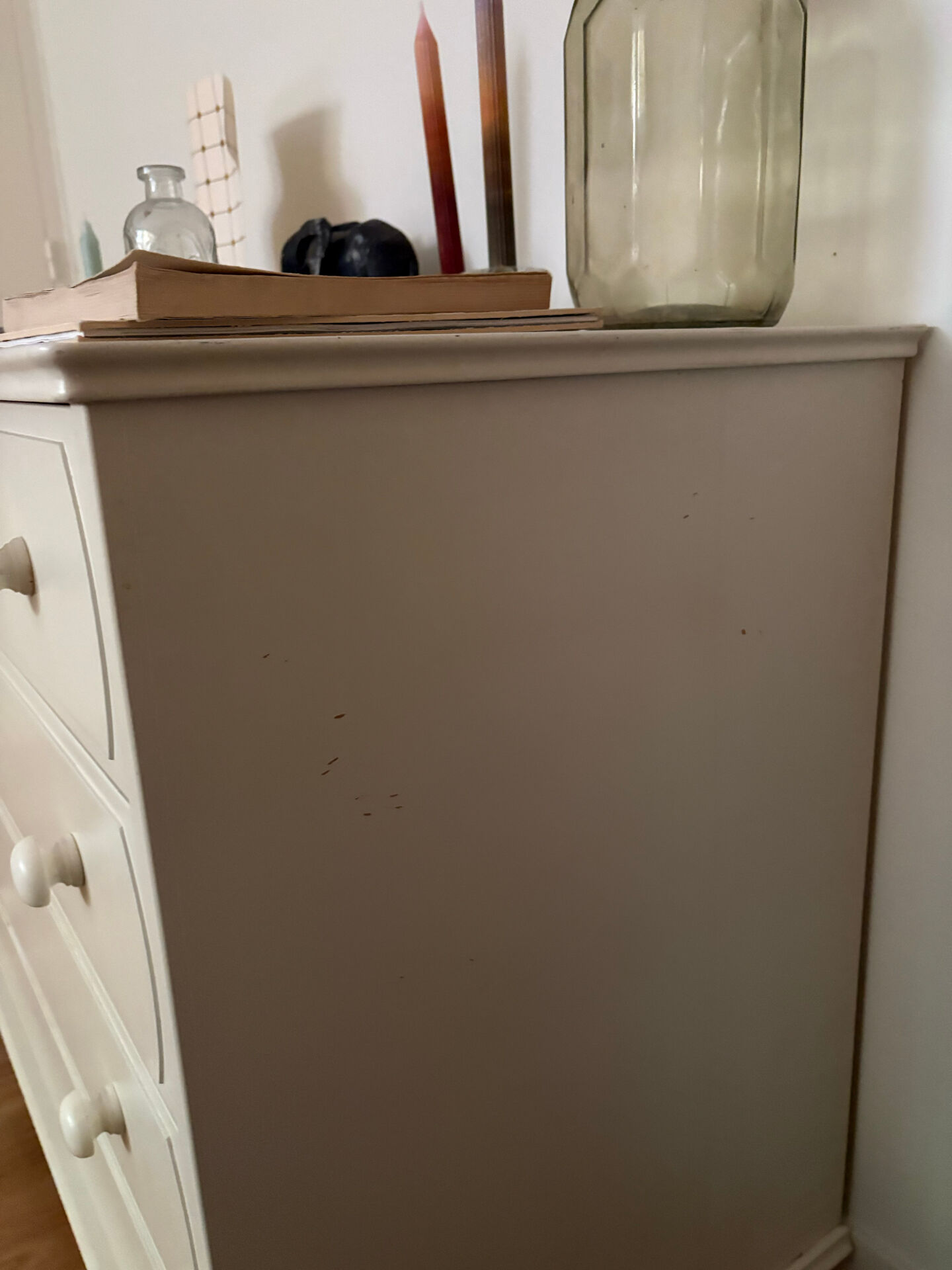 Antique chest of drawers with 4 drawers