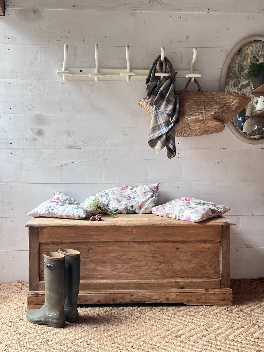 Long porte-manteau en bois courbé blanc