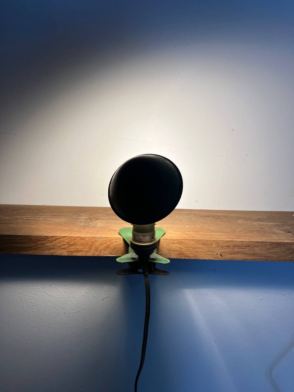 Clip-on mushroom lamp