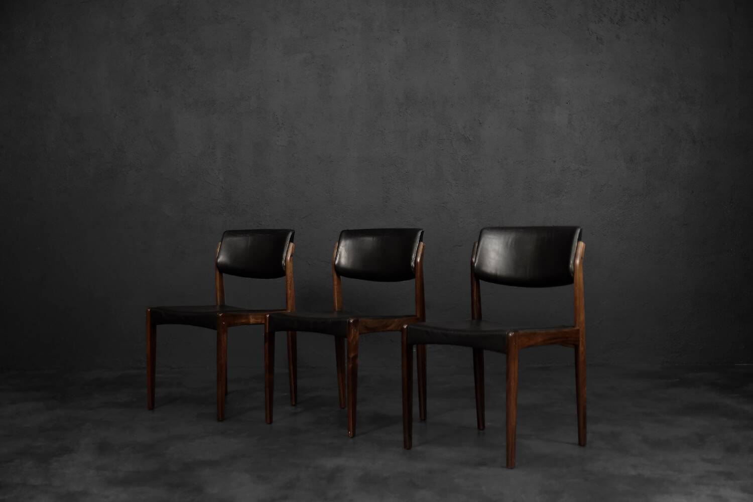 Modern vintage Scandinavian chairs in rosewood and black leather from the mid-century by Bramin, set of 3.