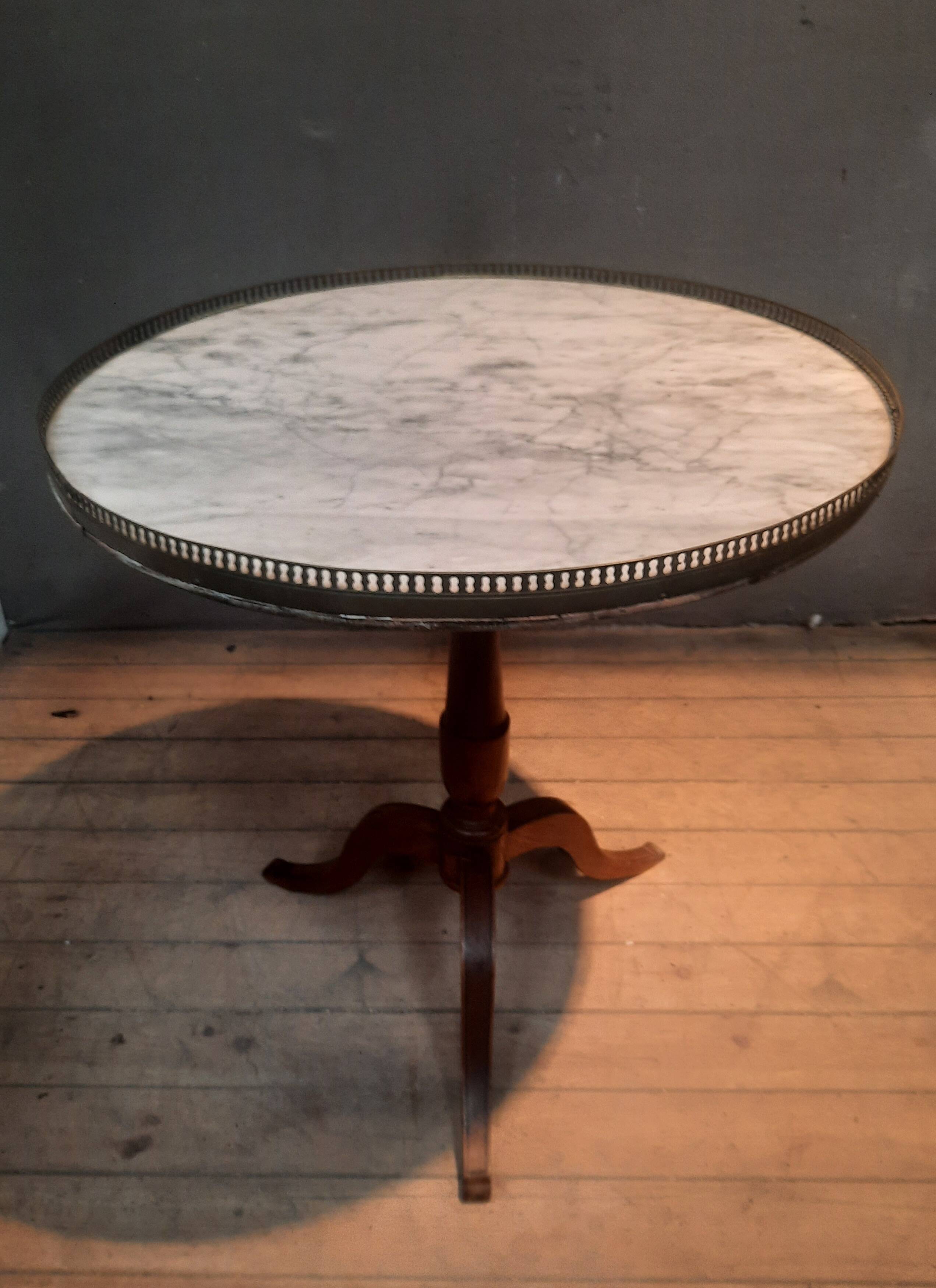 Gueridon circulaire dessu marbre blanc