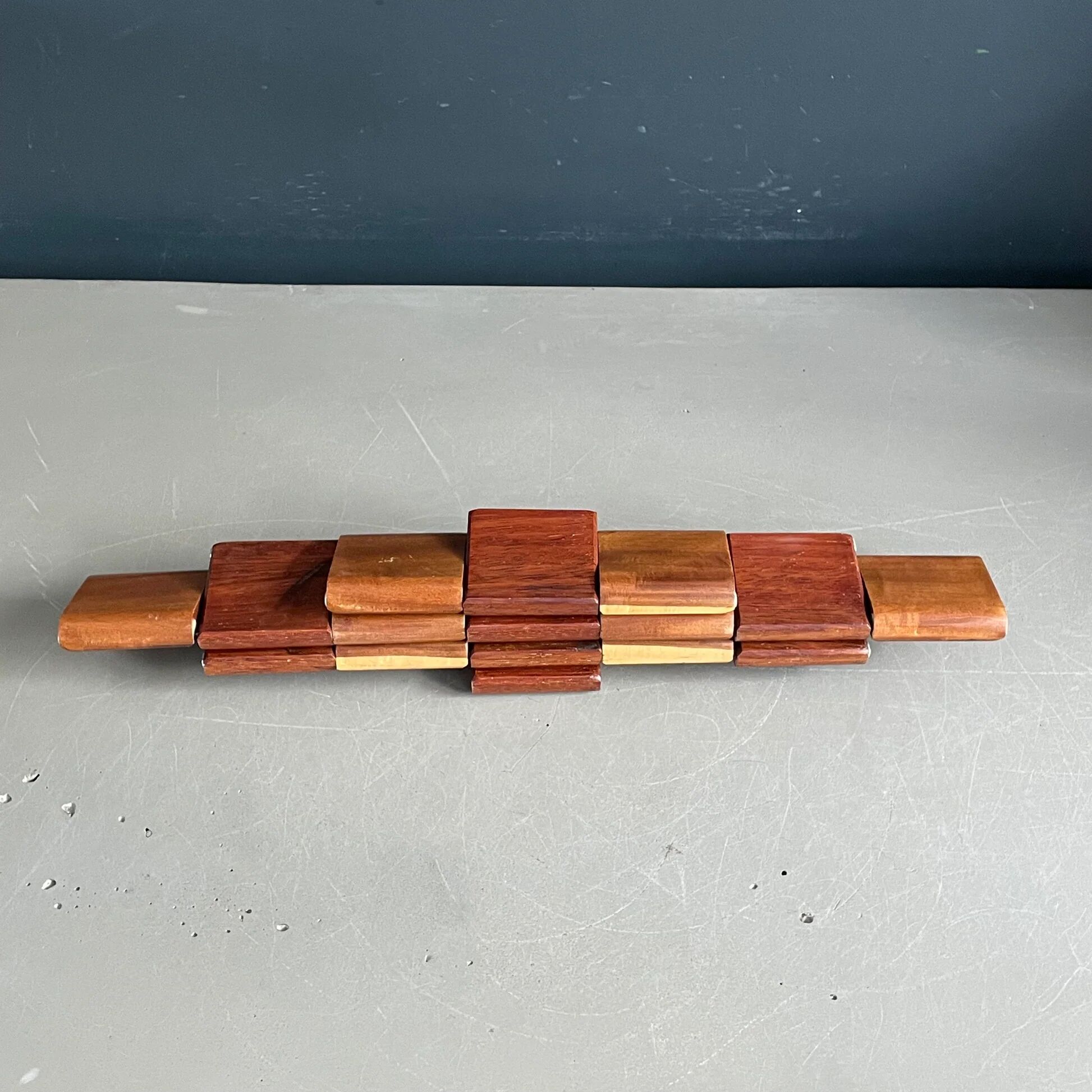 Dessous de plat articulé en bois