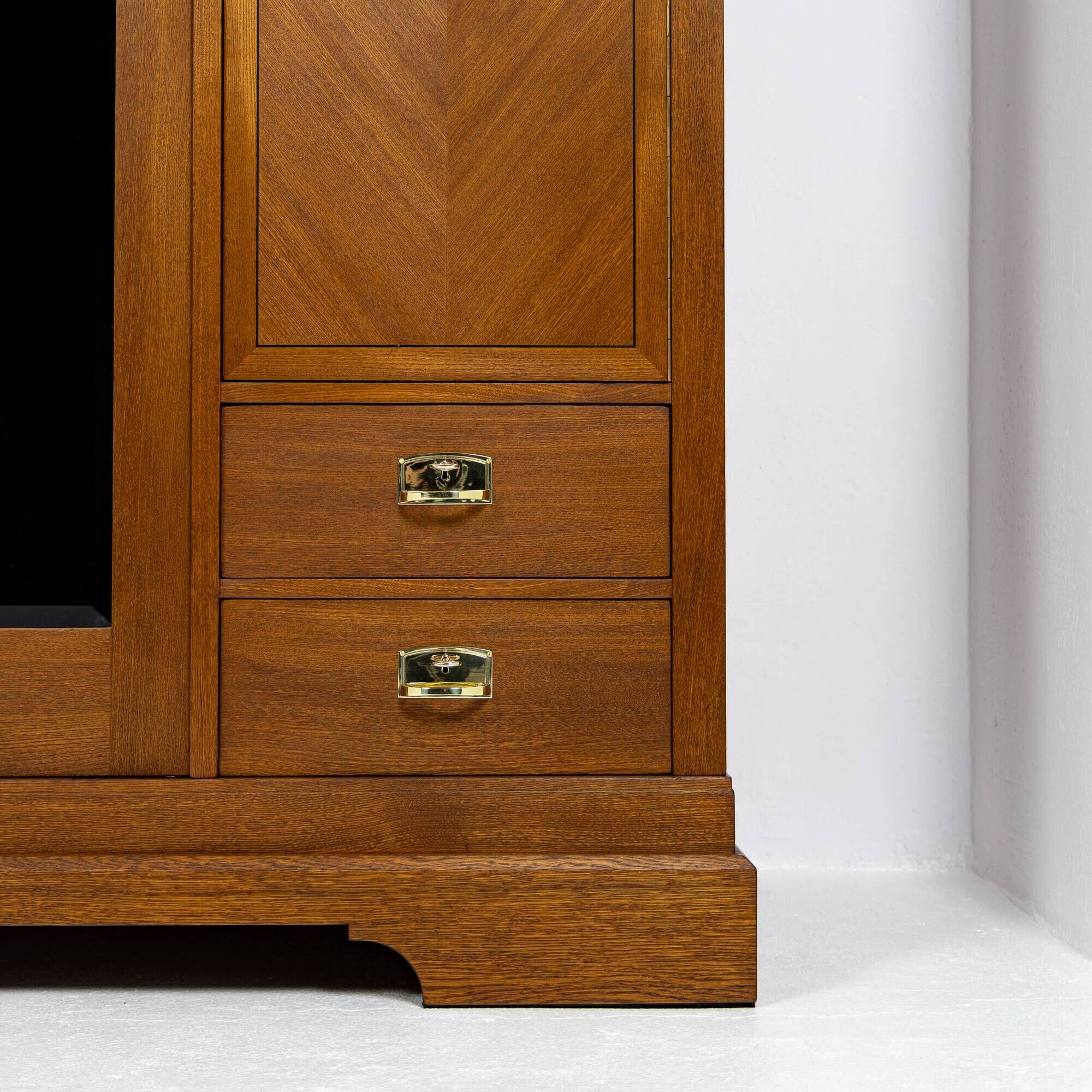 Large Art Nouveau cabinet in marquetry oak 1918-1930