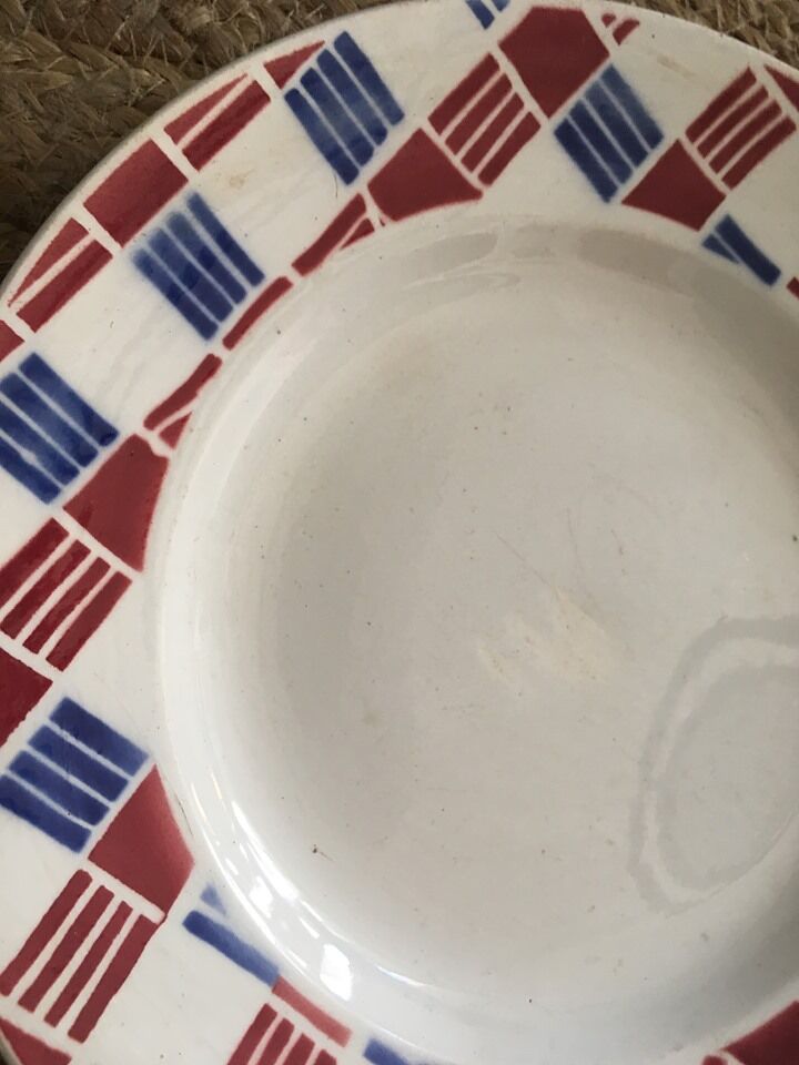 Matching flat plates in red and blue