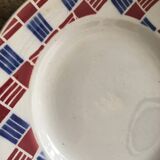 Matching flat plates in red and blue