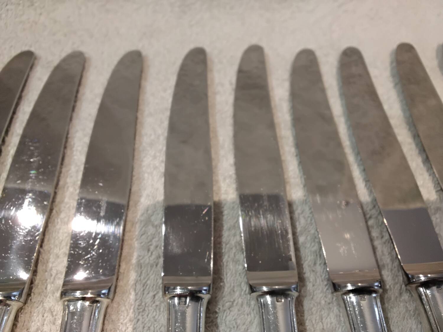 12 silver-plated table knives by Ercuis Valencay, 25cm