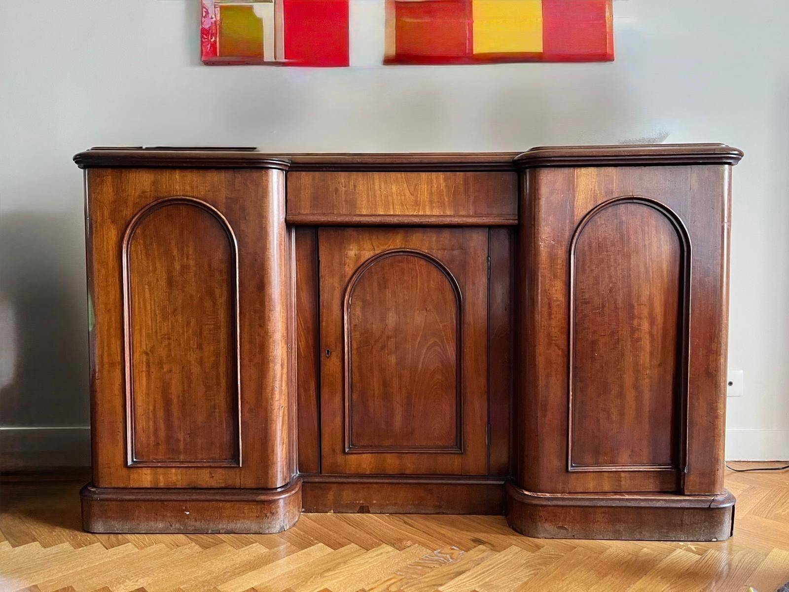 Mahogany enfilade and mahogany veneer in victorian style, in good condition.