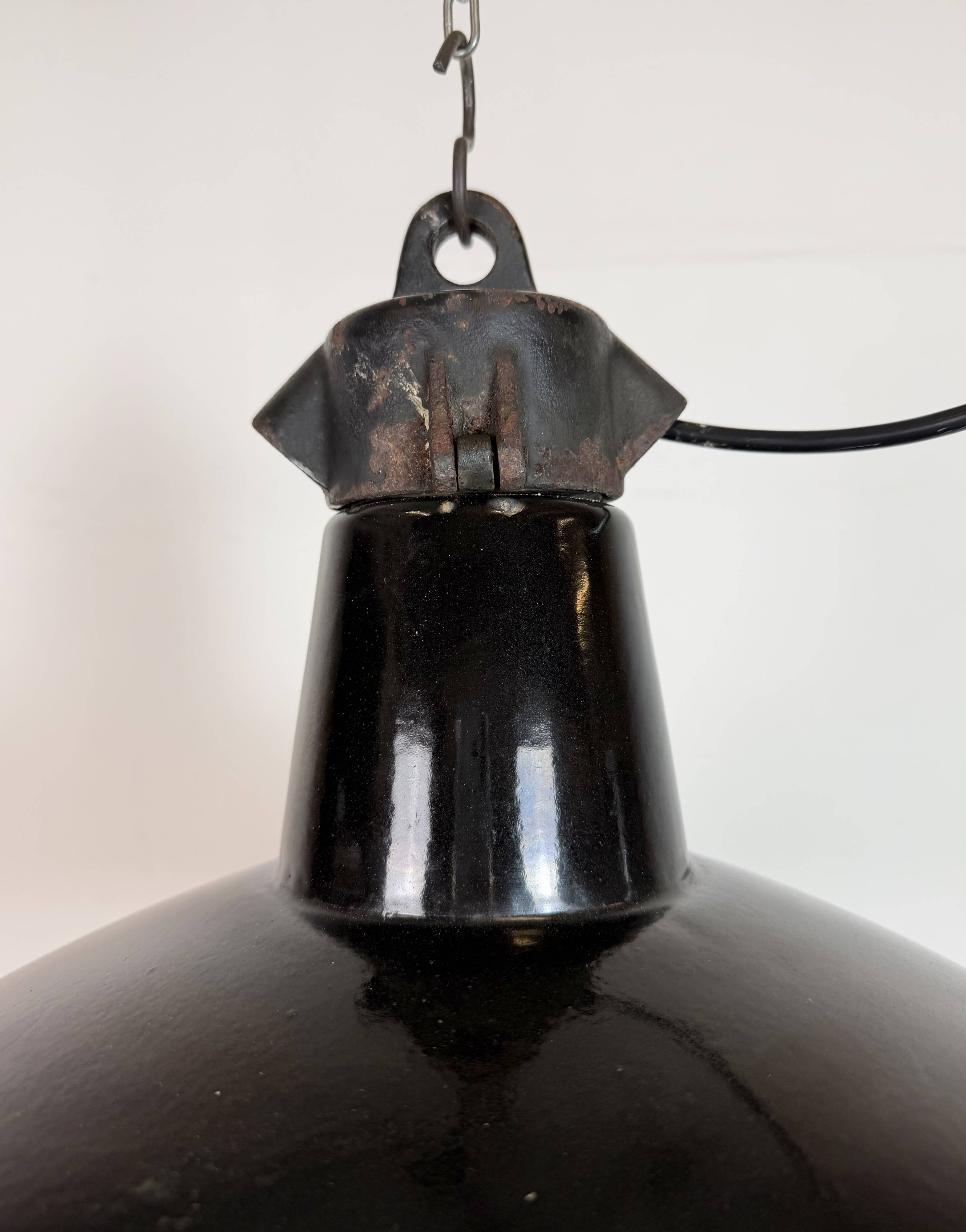 Lampe d'usine industrielle en émail noir avec dessus en fonte, années 1950