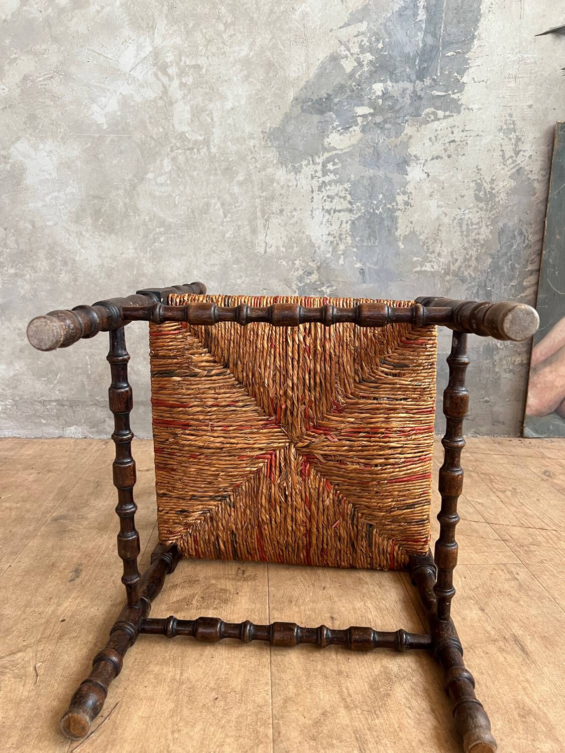 Chaise d’angle en bois et paille