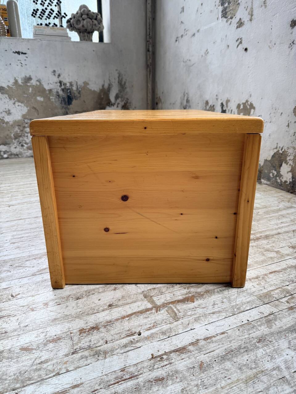 Chest or coffee table Perriand Les Arcs 1800