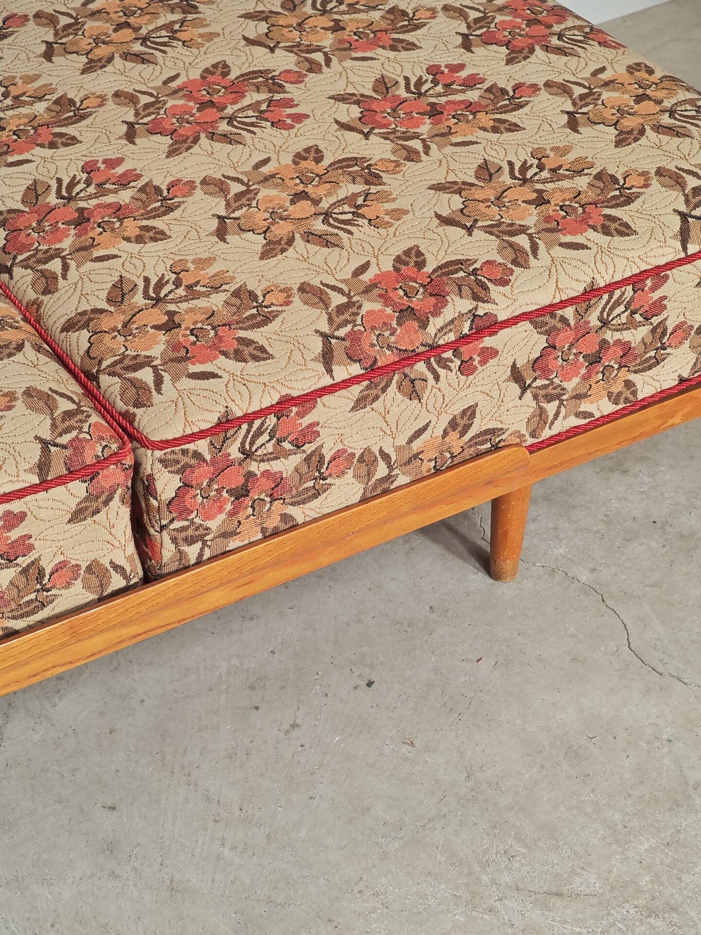 Folding sofa bed Canapé banquette Interier Praha 1960 floral pattern fabric
